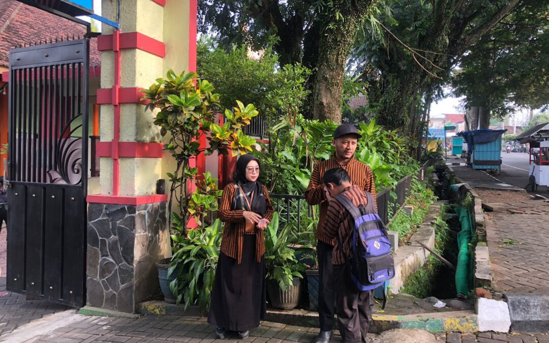 Membiasakan Budaya “Salim” di Sekolah dasar